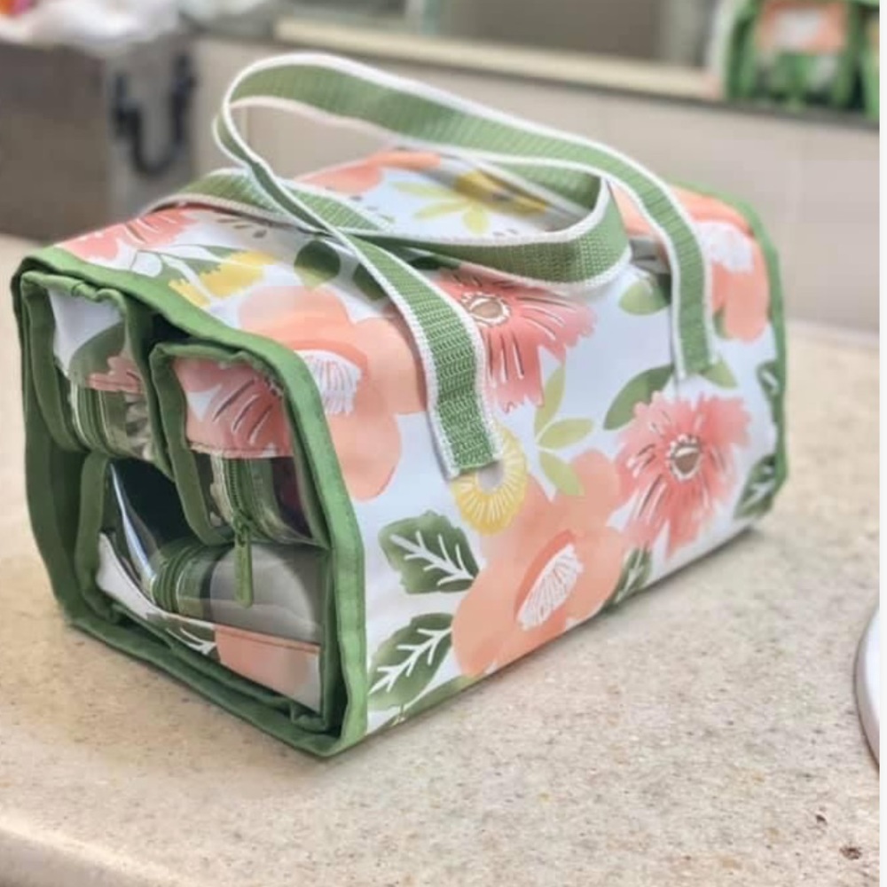 ThirtyOne Great Makeup Storage   ~ Morning Glory Floral Roll Out Organiz…
